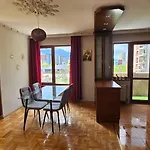 Business Park Retreat: 1br With Mountain View *