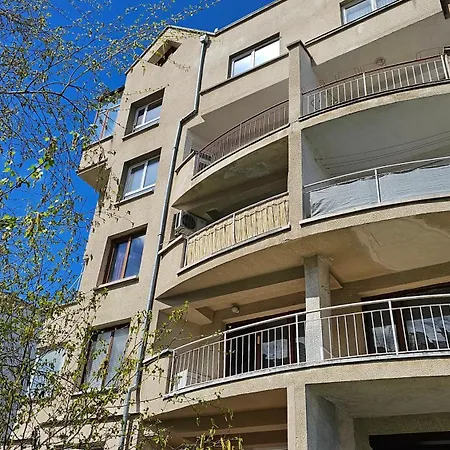 Business Park Retreat: 1br With Mountain View Apartment