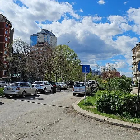 Business Park Retreat: 1br With Mountain View Apartment *