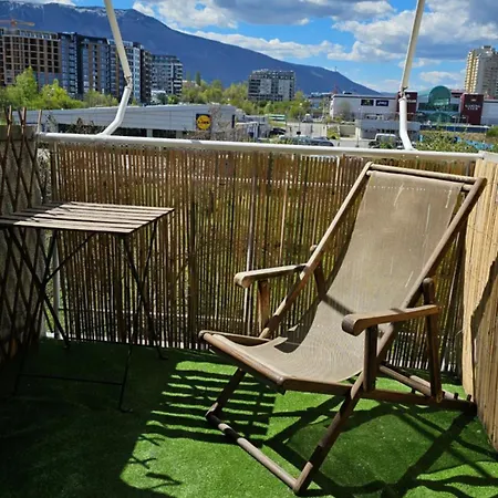 Business Park Retreat: 1br With Mountain View 아파트