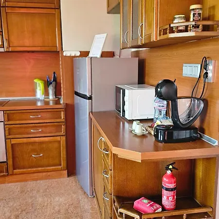 Business Park Retreat: 1br With Mountain View 아파트