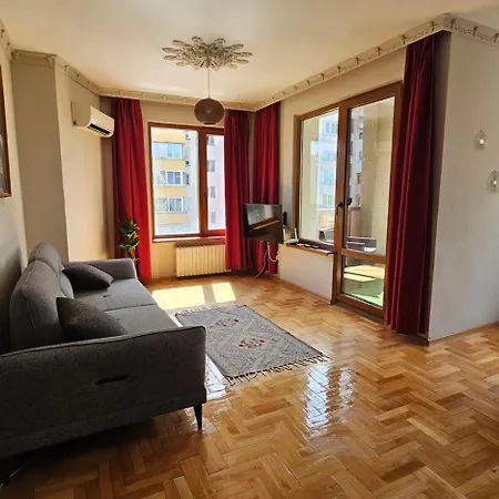 Business Park Retreat: 1br With Mountain View Lejlighed