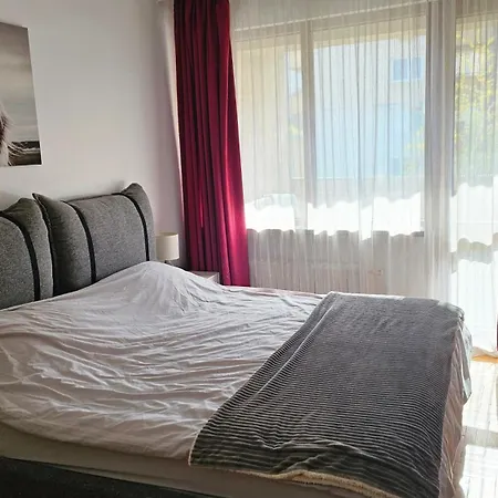 Business Park Retreat: 1br With Mountain View 아파트