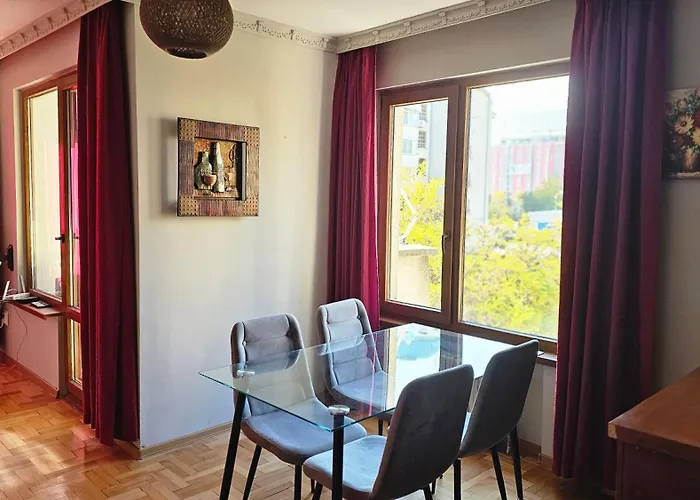 Business Park Retreat: 1br With Mountain View Sófia